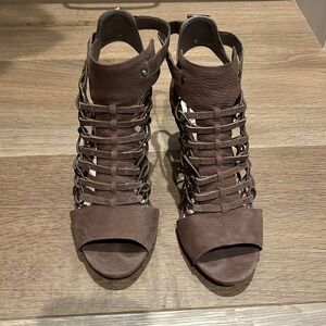 Vince Camuto shoe women’s size 8 color smoke taupe